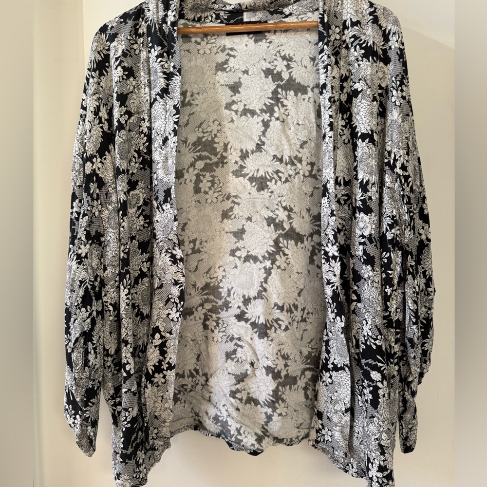 Size xs b&w floral cover up from MOTEL